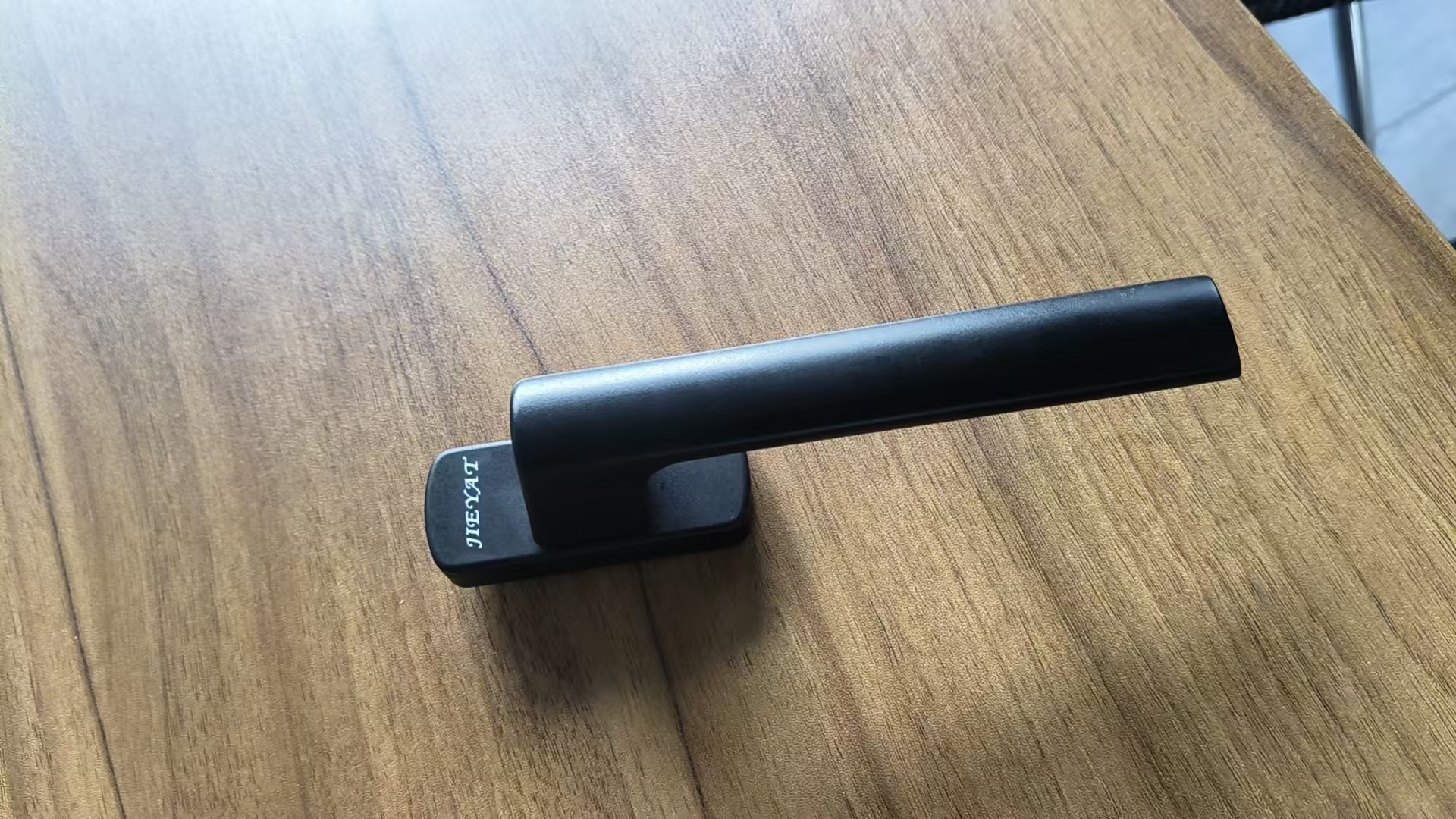 内外开通用两点执手